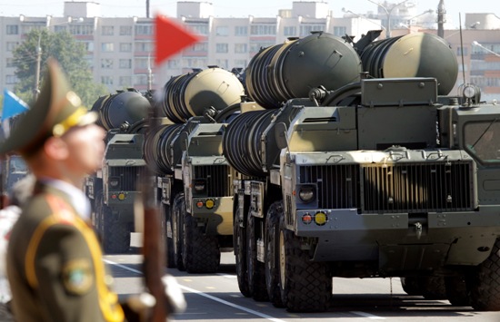 S-300 được trang bị nhiều loại ra-đa tối tân, bao gồm đài ra-đa trinh sát 36D6 phát hiện mục tiêu ở cự ly xa tới 360km, bám bắt 120 mục tiêu cùng lúc, ra-đa trinh sát bắt thấp (độ cao thấp) 76N6, ra-đa điều khiển hỏa lực 30N6 sử dụng để dẫn đường điều khiển với ra-đa dẫn đường bán chủ động giai đoạn cuối. Bệ phóng tự hành lắp ống phóng đạn tên lửa của hệ thống này sẽ bắn theo phương thẳng đứng. Hệ thống S-300 có thể phóng 6 tên lửa liền một lúc, mỗi tên lửa có khả năng phá hủy các loại máy bay như F-16 và F-22 - báu vật của Không lực Mỹ cũng như đánh chặn các mục tiêu đạn đạo.
