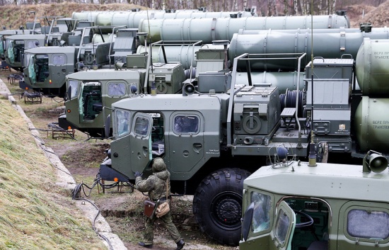 Trong khi đó, S-400 Triumph là thế hệ tên lửa chiến thuật hiện đại nhất của Nga và cũng là một trong những loại tổ hợp tên lửa phòng không hiện đại nhất thế giới hiện nay. Nó là thứ vũ khí phòng không được rất nhiều nước thèm muốn. 