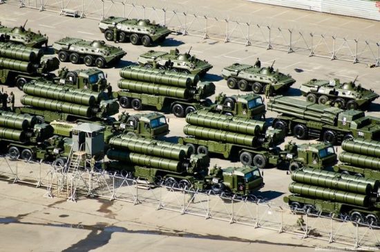 S-400 có khả năng tiêu diệt mục tiêu ở độ cao từ 5m đến 27km trong phạm vi 400km. Những mục tiêu mà tên lửa S-400 có thể tiêu diệt là các thiết bị bay, tên lửa có cánh kích thước nhỏ và tên lửa hỏa tiễn có tầm hoạt động không quá 3.500km và tốc độ bay tối đa 4,8 km/s.  