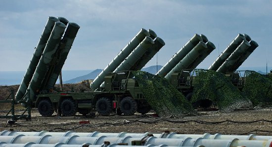 Một trong những đặc tính khiến S-400 trở thành hệ thống tên lửa độc nhất vô nhị trên thế giới là nó có khả năng cùng lúc giám sát 300 mục tiêu khác nhau và bắn hạ 36 mục tiêu chỉ bằng một lần phóng..  