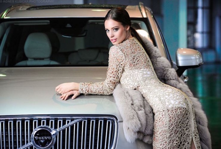 Tuy nhiên với phiên bản XC90 thế hệ mới này, cụm đèn pha và hậu của chiếc xe cũng đã được nâng cấp lên công nghệ chiếu sáng LED ấn tượng hơn. Đặc biệt, với thiết kế mới, ngay cả khi hàng ghế thứ 3 được mở ra, chiếc xe vẫn có khoang hành lý với thể tích 447 lít.