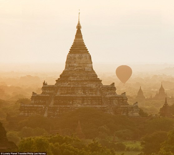 Chiêm ngưỡng toàn cảnh thành phố cổ Bagan ở Myanmar khi đi bằng khinh khí cầu cũng là một trải nghiệm du lịch khó quên cho du khách.
