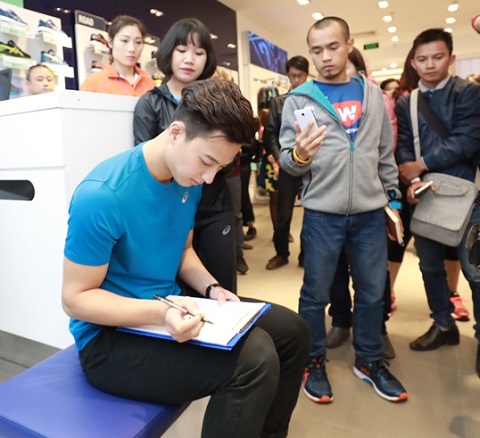 Đăng ký thông tin cá nhân trước khi thử nghiệm hệ thống ASICS Foot ID