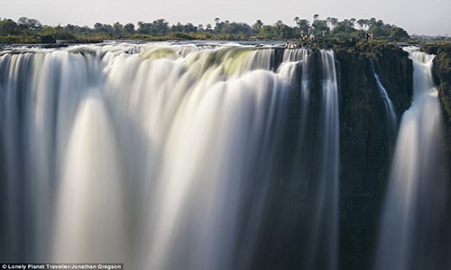 Trải nghiệm bơi lội ở hồ bơi Devil's Pool (Zimbabwe) không dành cho những người yếu tim.