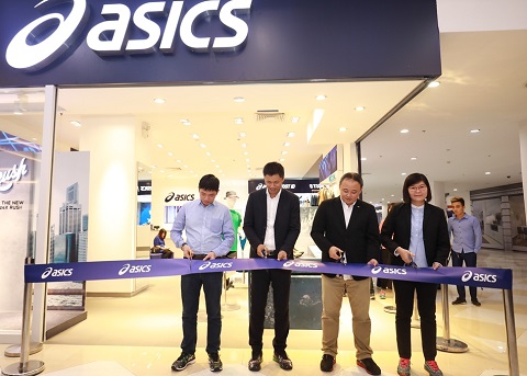 Cửa hàng chính thức đầu tiên của hãng giầy thể thao ASICS vừa được khai trương tại Vincom Megamall Royal city, Hà Nội với sự tham dự của nhiều tên tuổi vận động viên thể thao hàng đầu của Việt Nam. Tại đây, khách hàng sẽ được trải nghiệm Công nghệ nhận diện bàn chân ASICS FOOT ID, từ đó có thể lựa chọn sản phẩm giầy thể thao phù hợp nhất từ Bộ sưu tập giày thể thao và giày chạy được thiết kế dựa trên công nghệ tiên tiến nhất như FlyteFoam, GEL không chỉ mang lại mang lại cảm giác êm hơn, nhẹ hơn mà còn tăng thêm sự chắc chắn, tinh tế và linh hoạt cho từng chuyển động của đôi chân, nâng cao hiệu quả những bước chạy và giúp người dùng đạt được những thành tích tốt nhất khi luyện tập thể thao.