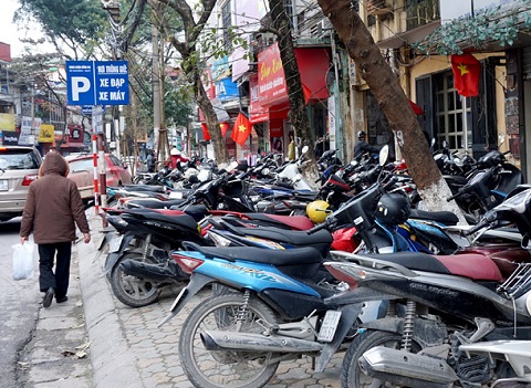 Chủ tịch Hà Nội &quot;đe&quot; chỉ đích danh lãnh đạo sở có người nhà lấn chiếm vỉa hè