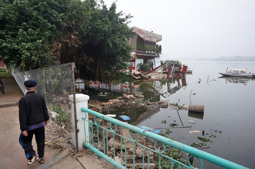 Người dân sống ở ngay sát khu vực này lại một lần nữa phải chịu đựng cảnh ô nhiễm sau vụ cá Hồ Tây chết với số lượng lớn vào năm ngoái.