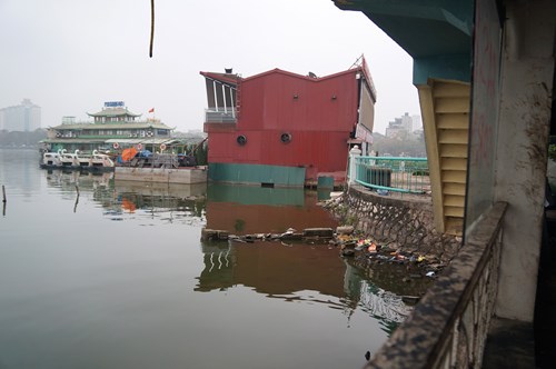  Nước hồ ở khu vực nhà hàng luôn ô nhiễm và có màu đen sẫm kiểu ao tù.