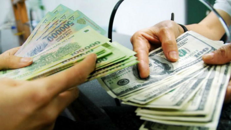 Điều tra vụ đổi 100 ngàn đô &quot;giả&quot; tại ngân hàng