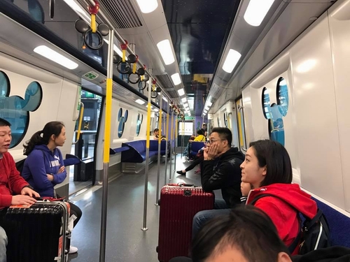 Đến Disneyland resort bằng cái tàu này sau khi chuyển từ line chính từ ga Hongkong đi Sunny bay.