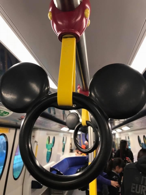 Tay cầm cũng là chuột Mikey.