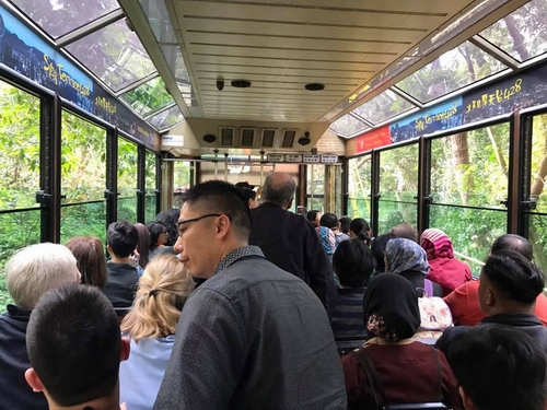 Cái này là tàu điện, từ ga Peak Tram lên núi Thái Bình 