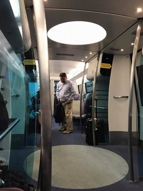 Tàu airport express từ sân bay về thành phố, có chỗ để hành lý, mất tầm 20p về tới trung tâm, nếu đi bus thì mất tầm 1h.