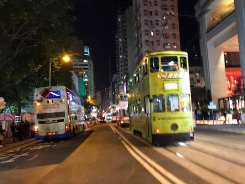 Giao thông trên phố, toàn xe điện, bus, taxi và siêu xe