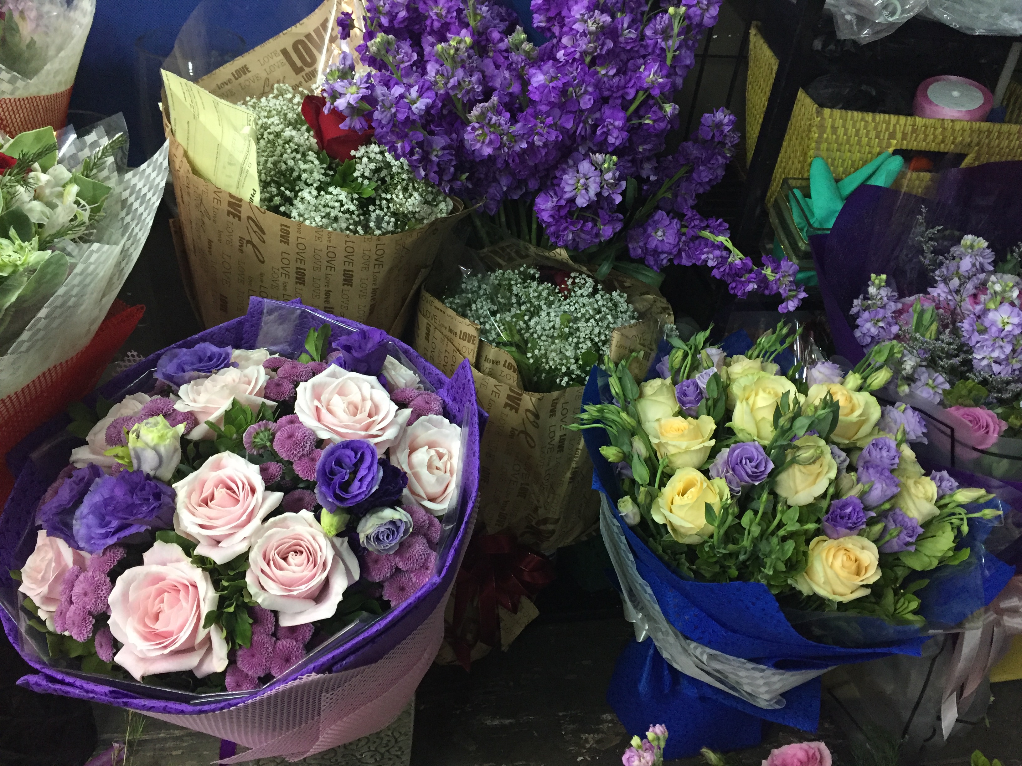 Bó hoa đầu màu sắc này cũng có giá 1 triệu đồng