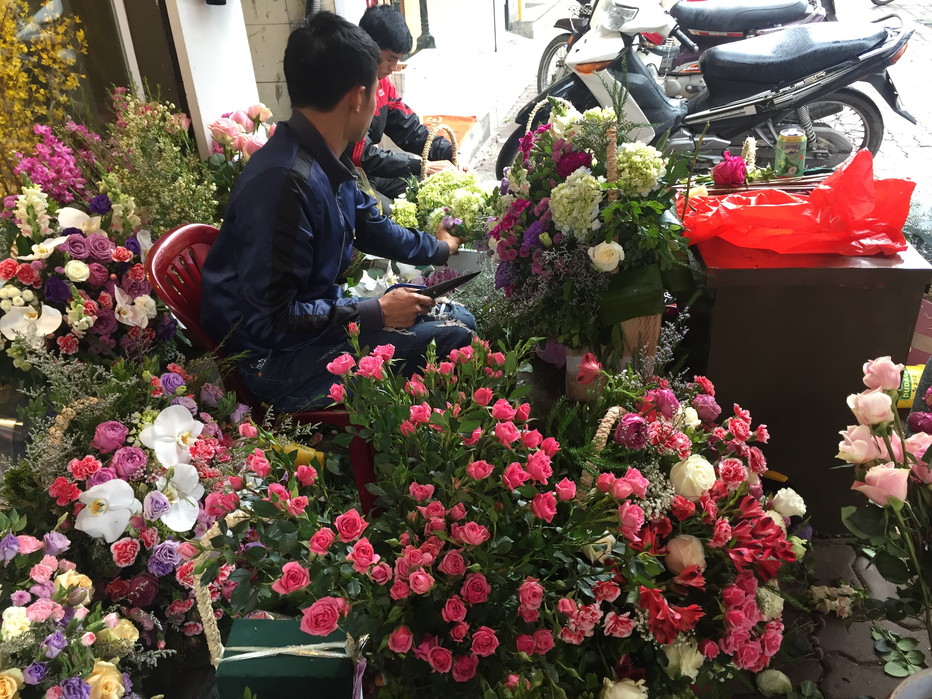 Nhân viên ngồi kết hoa theo đơn đã đặt sẵn