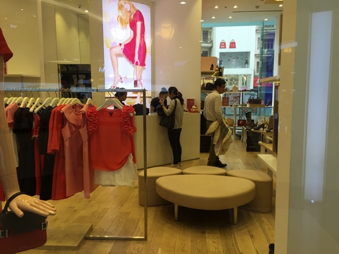 Thời trang là một trong những sản phẩm được nhiều doanh nghiệp thực hiện chương trình giảm giá