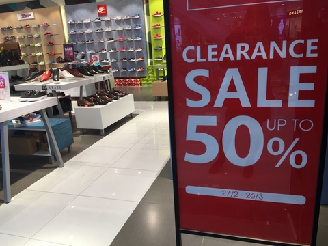 Giày dép cũng được giảm tới 50%