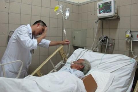 Ông Tây nhập viện vì ngộ độc rượu ở Pháo Đài Láng?