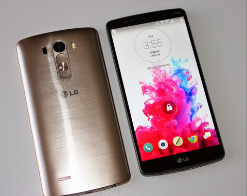 LG G3 (giá tham khảo hiện giờ khoảng 3 triệu đồng). LG G3 được thiết kế với bộ vỏ QuickCircle Case đi kèm với năm lựa chọn màu sắc. Với QuickCircle, người dùng có thể dễ dàng thao tác xem giờ, nghe nhạc, đàm thoại, xem thời tiết… Máy sử dụng màn hình siêu rộng Quad HD 5.5-inch hứa hẹn sẽ đem lại cho bạn những trải nghiệm tuyệt vời nhất. Mọi hình ảnh hiển thị trên máy đều sáng rõ và chân thực đến kinh ngạc. Với mật độ điểm ảnh lên đến 538ppi, giúp G3 đã trở thành smartphone có màn hình nét nhất hiện nay.