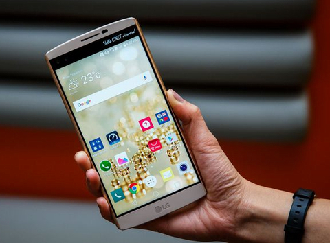 LG V10. Được đánh giá là chiếc smartphone đầy đột phá của LG, V10 có thiết kế sang trọng, tạo ấn tượng với hai màn hình độc đáo cùng bộ đôi camera cao cấp và đặc biệt là bộ vi xử lý Snapdragon 808 cùng bộ nhớ RAM 4GB siêu khủng. LG V10 được tích hợp công nghệ âm thanh cải tiến DAC 32-bit Hi-Fi ESS Sabre 9018C2M của ESS Techonology cùng headphone amplifier ESS9602C mang lại trải nghiệm âm thanh di động ấn tượng.