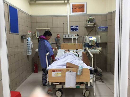 Hà Nội: Thêm 4 ca ngộ độc rượu, 2 bệnh nhân tiên lượng xấu
