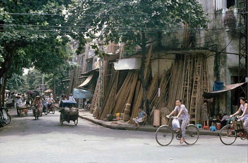 Nét đặc trưng của hè phố Hàng Gà  với các mặt hàng tre nứa.