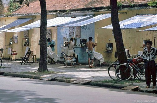 Các tiệm cắt tóc vỉa hè.