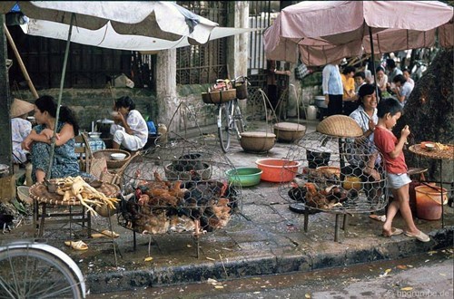 Một góc chợ cóc vỉa hè nơi phố cổ.