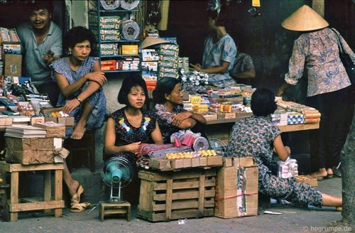 Quầy bán pháo trên vỉa hè.