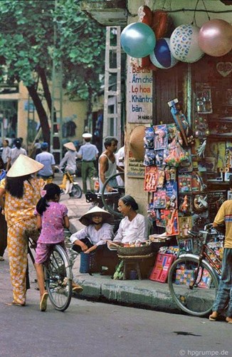 Hàng đồ chơi trên hè phố Hàng Gai.