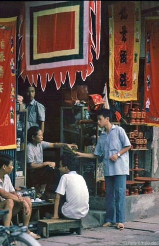 Trên hè phố Hàng Quạt.