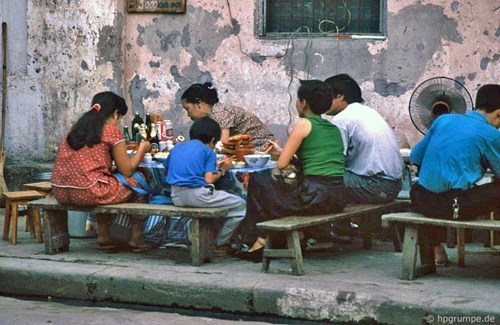 Một quán ăn nhỏ trên vỉa hè.
