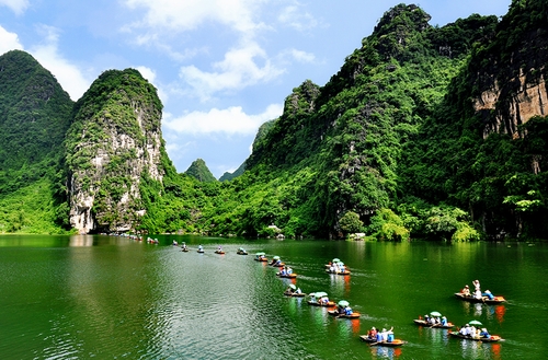 Tràng An (Ninh Bình) Bối cảnh được chọn gồm một thung lũng rộng 2 ha bên trong quần thể danh thắng Tràng An (giữa Tam Cốc - Bích Động và khu bến thuyền Tràng An).  Đường vào Thung Nắng (trong hình) phải đi bằng thuyền khoảng 3 km. Từ bến đò Thạch Bích, trong không gian rộng lớn của thung lũng, du khách sẽ có cảm giác như được hoà mình vào thiên nhiên, tận hưởng bầu không khí trong lành yên tĩnh