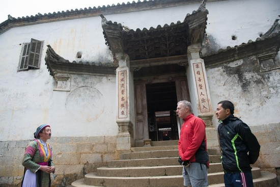 Đại sứ Osius tìm hiểu về lịch sử về vua người Hmong khi đi thăm Nhà Vương