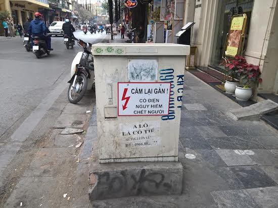 Trụ điện vỉa hè