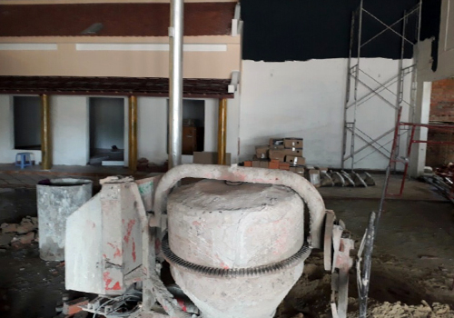 Nhiều máy móc xây dựng bên trong khu công trình. Ảnh: Linh Thể.