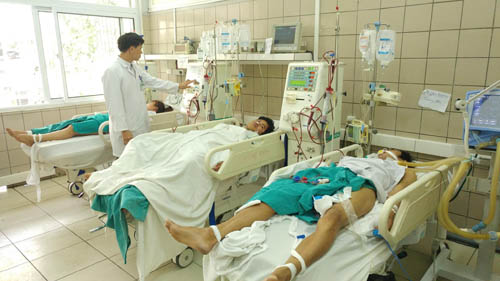 Khởi tố vụ bán rượu độc khiến 12 sinh viên nhập viện