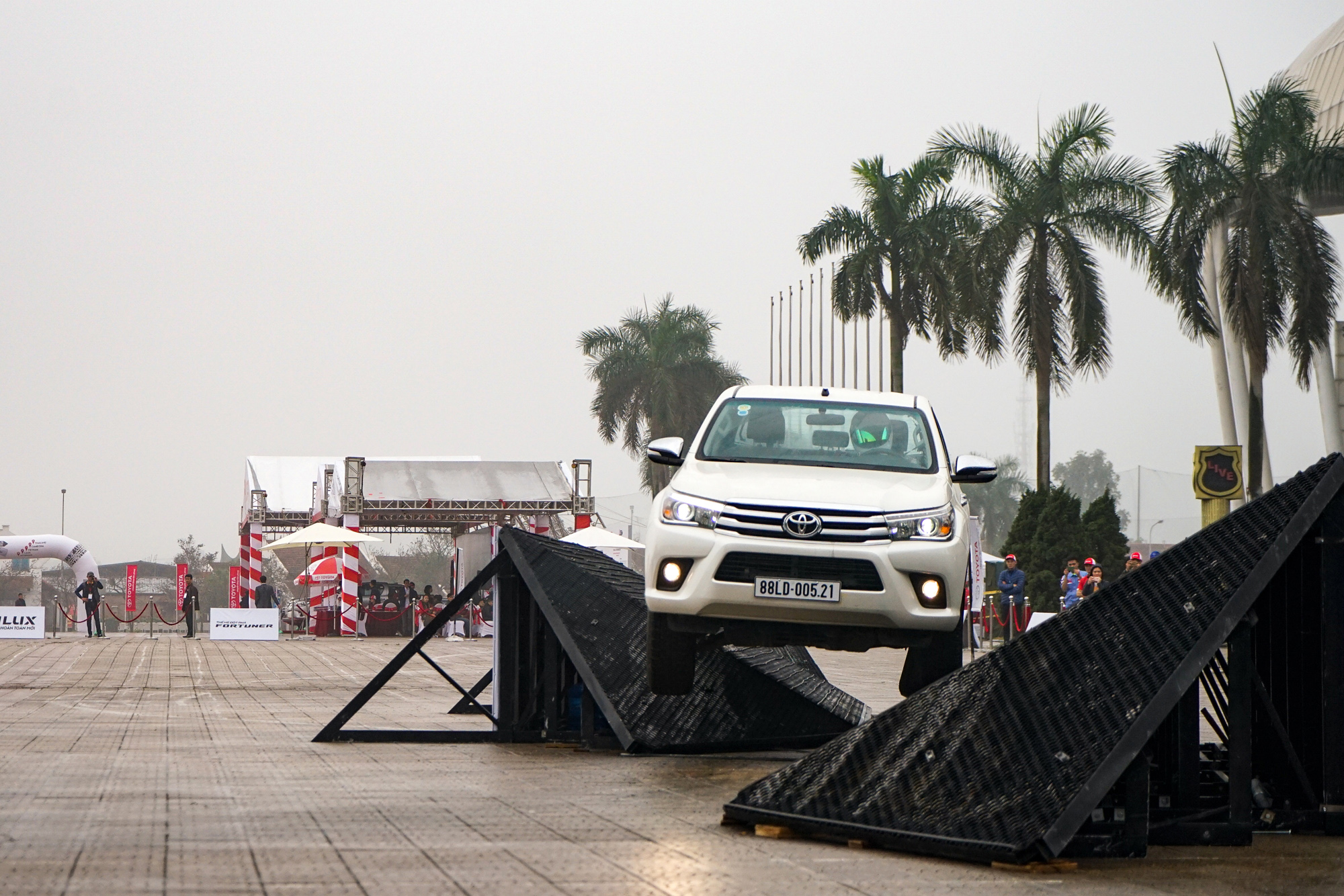 Toyota Hilux 2017 vượt qua thử thách leo dốc đôi