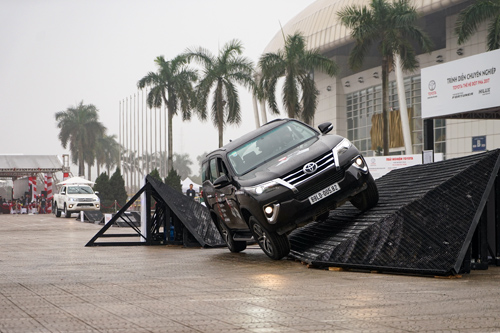 Sôi động trải nghiệm xe Fortuner và Hilux thế hệ 2017 tại Hà Nội