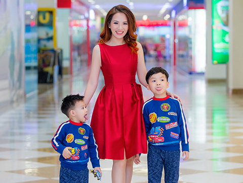 Ngắm nhan sắc gợi cảm của 'gái hai con' Đan Lê