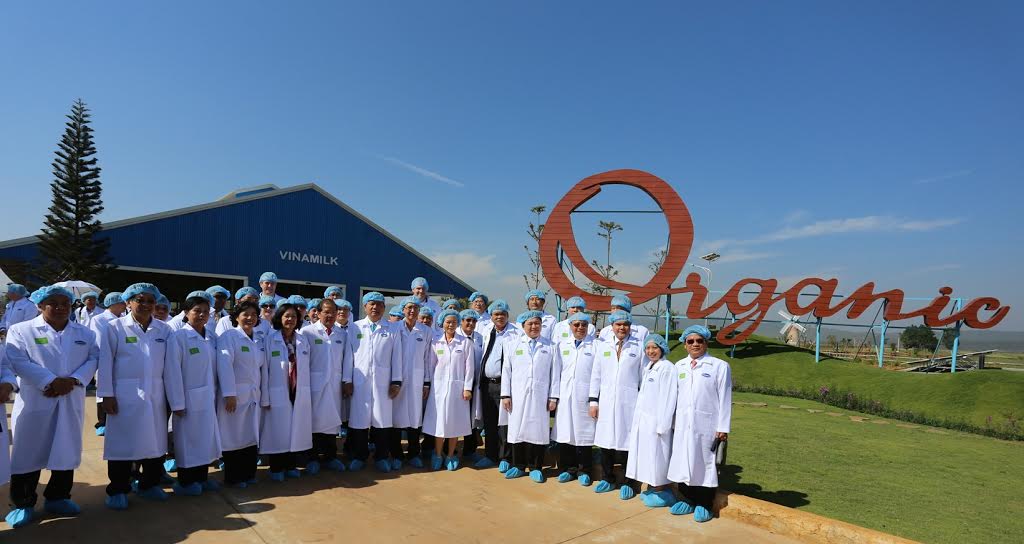 Các đại biểu cùng lưu lại những khoảnh khắc tại trang trại Vinamilk Organic Đà Lạt trong ngày khánh thành