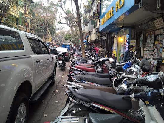 Dẹp vỉa hè: Cấm hàng rong nhưng lại &quot;nhường&quot; ô tô, xe máy!