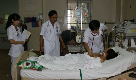 Uống nhiều rượu, một phụ nữ nguy kịch