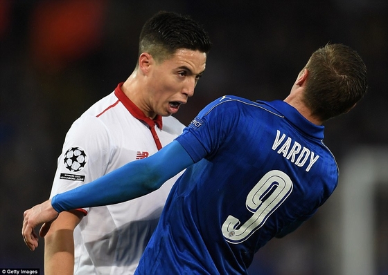 Nasri nhận thẻ đỏ sau pha va chạm với Vardy