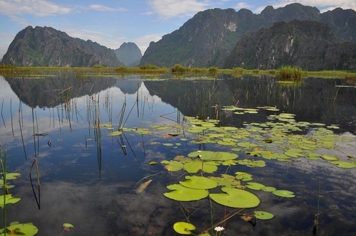 Trong bom tấn Kong: Đảo đầu lâu, cí ba điểm du lịch nổi tiếng của Ninh Bình xuất hiện là Tràng An, Tam Cốc- Bích Động và đầm Vân Long. Ba địa điểm này vốn là điểm đến nổi tiếng tại Ninh Bình. Và bạn không quá mất công để suy tính nên đến những địa điểm này vào lúc nào sẽ hấp dẫn nhất. Theo kinh nghiệm của những người yêu du lịch và các công ty lữ hành, du khách có thể du lịch Ninh Bình vào tất cả các mùa trong năm, tuy nhiên thời điểm đẹp nhất để đi là từ tháng 1 đến tháng 3 âm lịch. Vào tiết xuân, nơi đây không quá lạnh hay quá nóng, đặc biệt du khách có thể kết hợp du lịch và du xuân vãn cảnh chùa, lễ chùa cầu may. Ngoài ra, vào cuối tháng 5 đầu tháng 6 là thời điểm mùa lúa chín ở Tam Cốc, rất thích hợp cho những du khách thích chụp ảnh.  Nếu bạn muốn đến đầm Vân Long, khu bảo tồn thiên nhiên đất ngập nước lớn nhất vùng đồng bằng châu thổ Bắc Bộ, để ngắm cảnh bạn nên đi vào buổi sáng, muốn nhìn những đàn chim về tổ có thể đi vào buổi chiều.