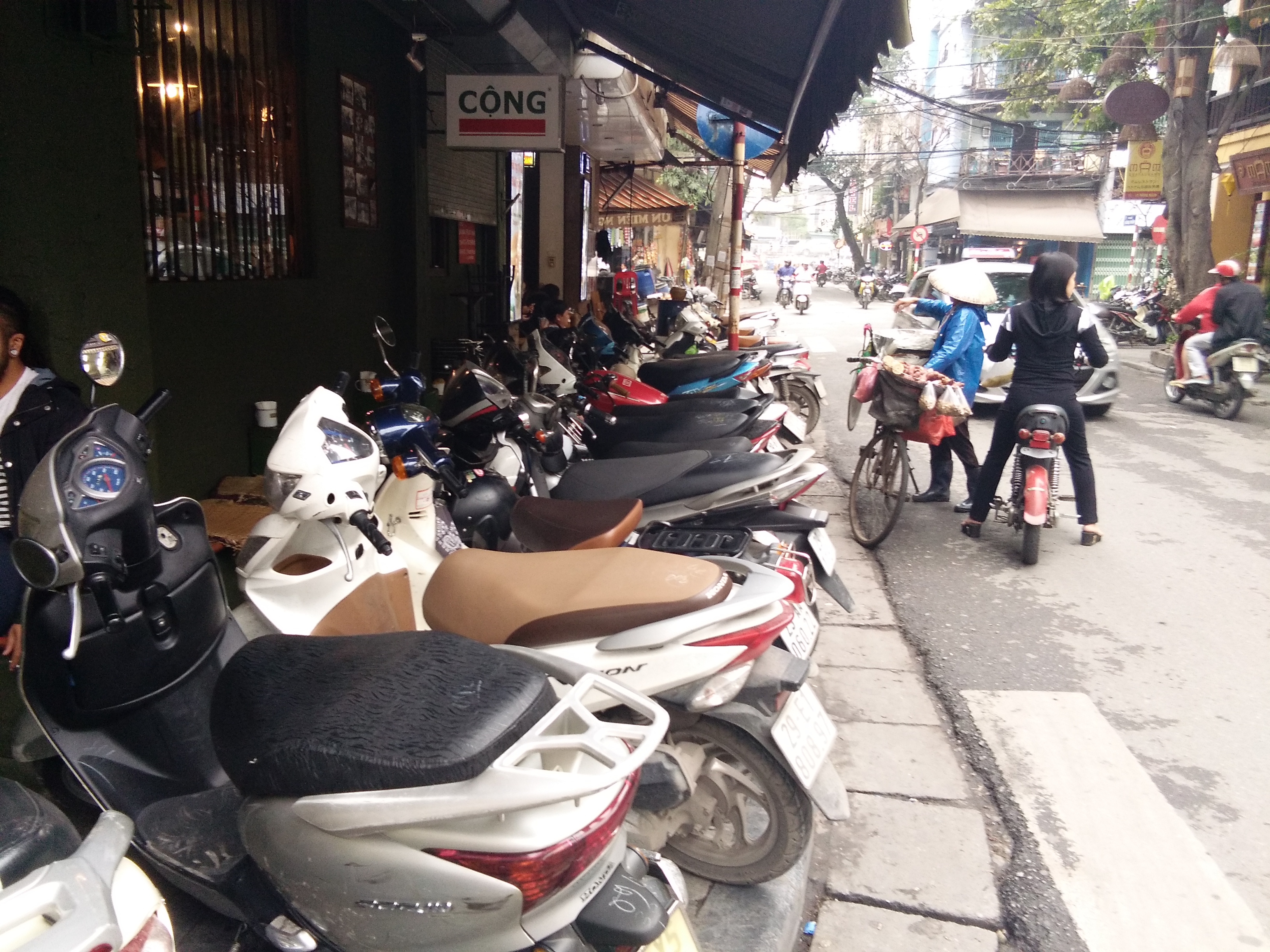 : Phố hàng Mắm những chiếc xe máy đã cướp mất đi phần đường dành cho người đi bộ đuôi xe còn nhô ra cả lòng đường.