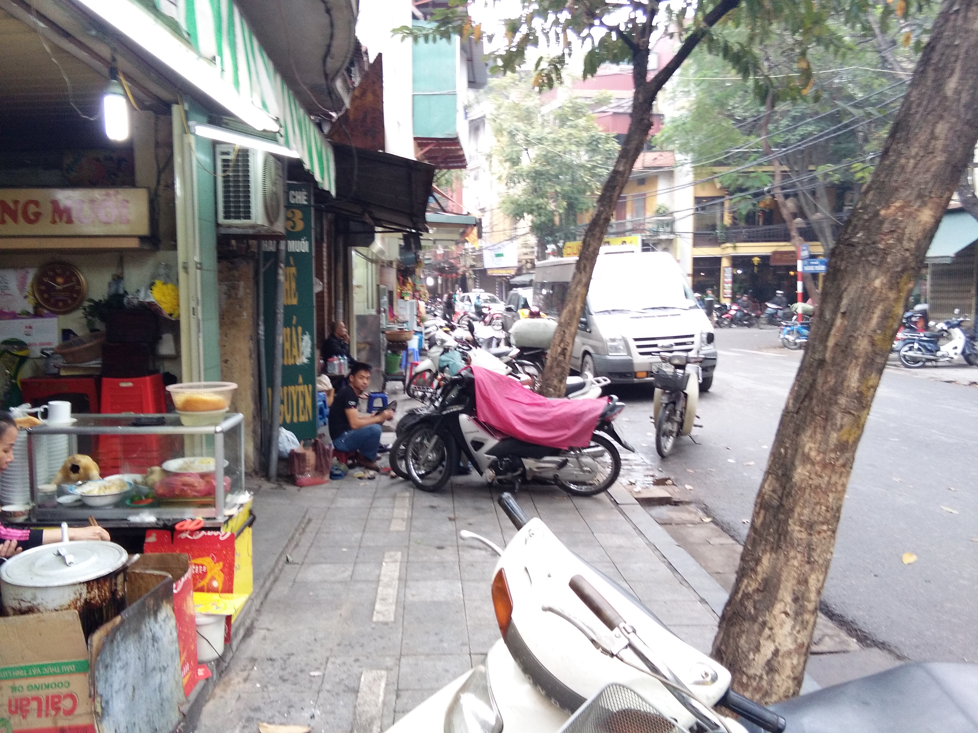 Còn tại Hàng Muối  cũng không ngoại lệ những chiếc xe máy ngang nhiên lấn chiếm vỉa hè một cánh rầm rộ.  