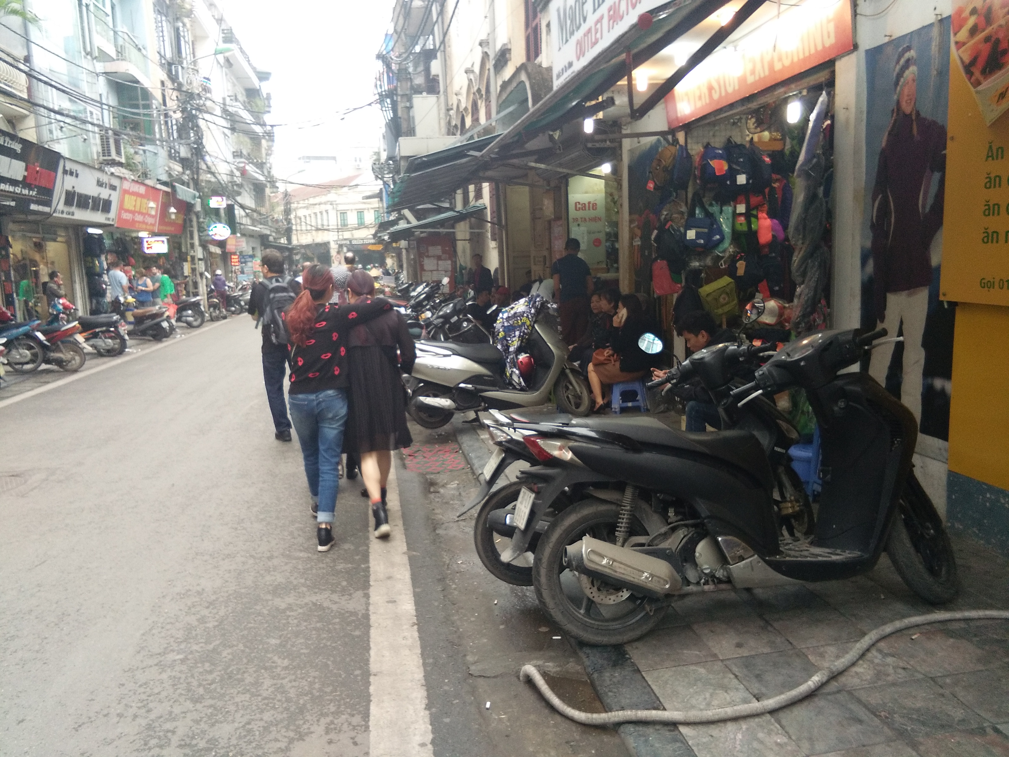 Tuyến phố Tạ Hiện do những chiếc xe máy chiếm hết lòng đường vỉa hè không còn cách nào khác người đi bộ cũng như du khách nước ngoài phải đi dưới lòng đường gây nguy hiểm cho những người tham gia giao thông.