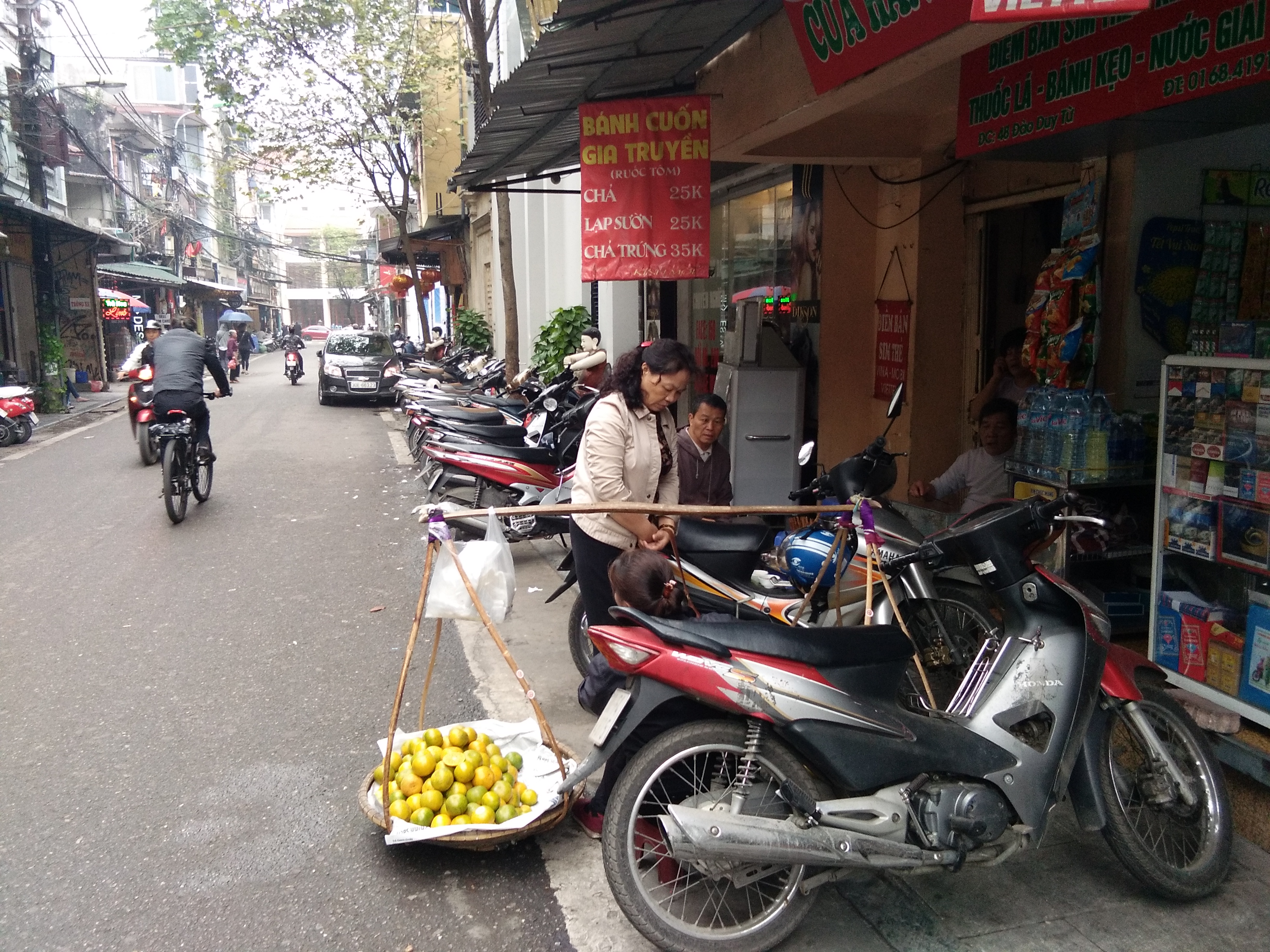 Đối với tuyến phổ Đài Duy Tư cũng không ngoại lệ những chiếc xe máy cũng đã đang cướp mất đi phần vỉa hè ưu tiên cho người đi bộ.